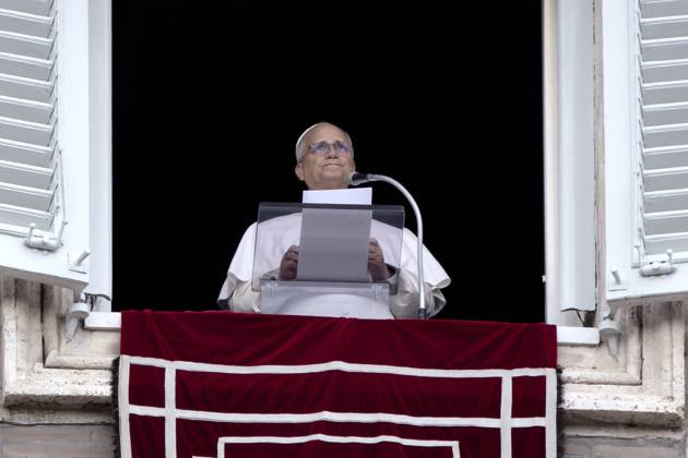 October 18, 2026, Vatican City, Vatican: Pope Leo XIV, one day after his return from the Gemelli hospital for lung surgery, recites his traditional Angelus prayer from his study overlooking St. Peter s Square in the Vatican..Pope Leo XIV during Sunday Angelus Prayer in Vatican Vatican City Vatican  - ZUMAs197 20261018_aaa_s197_005 Copyright: xMariaxGraziaxPicciarellax