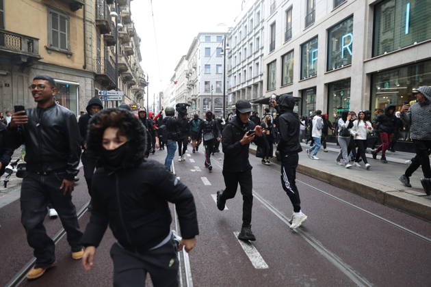 RECORD DATE NOT STATED IPA89862232 - Milan: Clashes and looting by hooded youths continued in the city center the day after the demonstration on Saturday, the 17th; many hooded individuals were detained and taken to police headquarters.  Copyright: xx xFrancescoxEnriquezx IPA89862232.jpeg