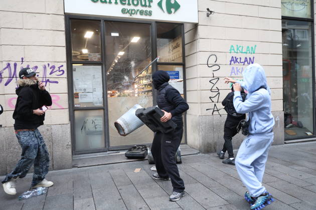 RECORD DATE NOT STATED IPA89862320 - Milan: Clashes and looting by hooded youths continued in the city center the day after the demonstration on Saturday, the 17th; many hooded individuals were detained and taken to police headquarters.  Copyright: xx xFrancescoxEnriquezx IPA89862320.jpeg