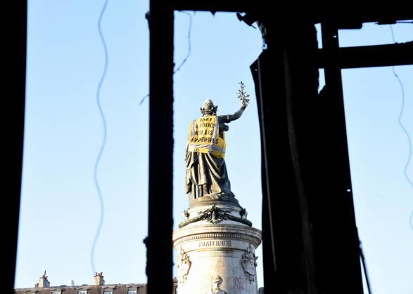 Day after the demonstrations, violence and looting occurred near the Place de la Republique - Paris The day after the demonstrations, violence and looting occurred near the Place de la Republique in Paris, France on October 18, 2026. Violent clashes between protesters and the French police during the demonstration protesting against the high cost of living. as part of a nationalwide call for mobilisation bringing together various groups expressing their anger former Yellow Vests, secondary school and university students, climate activists, even farmers. After weeks of student protests, France faces broader, nationwide demonstrations. Photo by Alain Apaydin ABACAPRESS Paris France  Copyright: xApaydinxAlain ABACAx