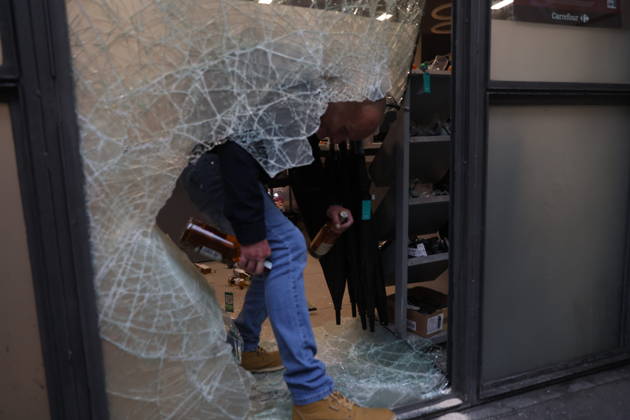 RECORD DATE NOT STATED IPA89862212 - Milan: Clashes and looting by hooded youths continued in the city center the day after the demonstration on Saturday, the 17th; many hooded individuals were detained and taken to police headquarters.  Copyright: xx xFrancescoxEnriquezx IPA89862212.jpeg