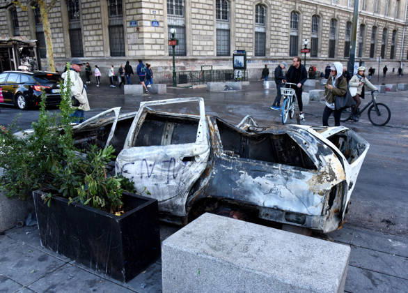 Day after the demonstrations, violence and looting occurred near the Place de la Republique - Paris The day after the demonstrations, violence and looting occurred near the Place de la Republique in Paris, France on October 18, 2026. Violent clashes between protesters and the French police during the demonstration protesting against the high cost of living. as part of a nationalwide call for mobilisation bringing together various groups expressing their anger former Yellow Vests, secondary school and university students, climate activists, even farmers. After weeks of student protests, France faces broader, nationwide demonstrations. Photo by Alain Apaydin ABACAPRESS Paris France  Copyright: xApaydinxAlain ABACAx