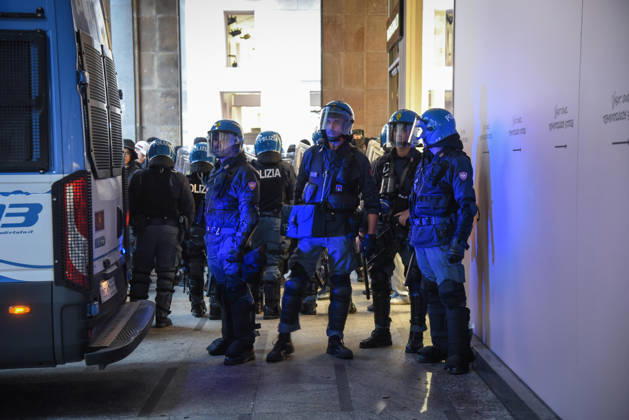 October 18, 2026, Milano, MI: Police checks and arrests were carried out in and around Piazza del Duomo, where a group of young protesters gathered the day after violent clashes with police, Milan, October 18, 2026. ANSA MATTEO CORNER Milano MI  - ZUMAa110 20261018_zaf_a110_025 Copyright: xMatteoxCornerx