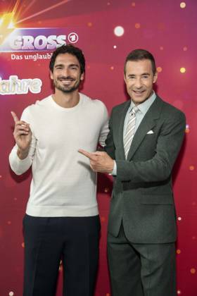 ABB KLEINGROSS Mats Hummels and Kai Pflaume at a photo call for the ARD TV show Klein gegen Groß: The Incredible Duel —the 15th-anniversary special—at Studio H in Studio Berlin Adlershof, Berlin, on October 18, 2026, Berlin, Germany