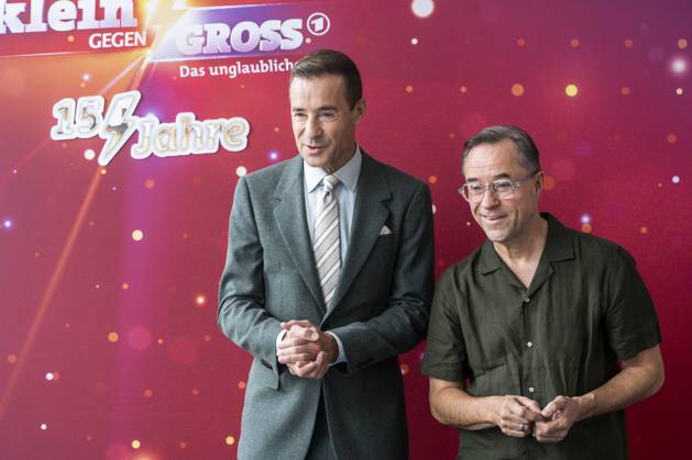 ABB KLEINGROSS Kai Pflaume with Jan Josef Liefers at the photo call for the ARD TV show *Klein gegen Groß: The Incredible Duel*—the 15th-anniversary special—at Studio H in Berlin’s Adlershof on October 18, 2026, Berlin Germany