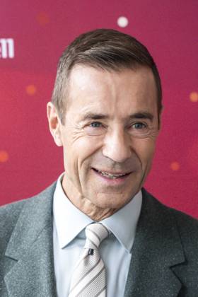 ABB KLEINGROSS Kai Pflaume at a photo call for the ARD TV show *Klein gegen Groß: The Incredible Duel*—the 15th-anniversary special—at Studio H in Berlin Adlershof on October 18, 2026, Berlin, Germany