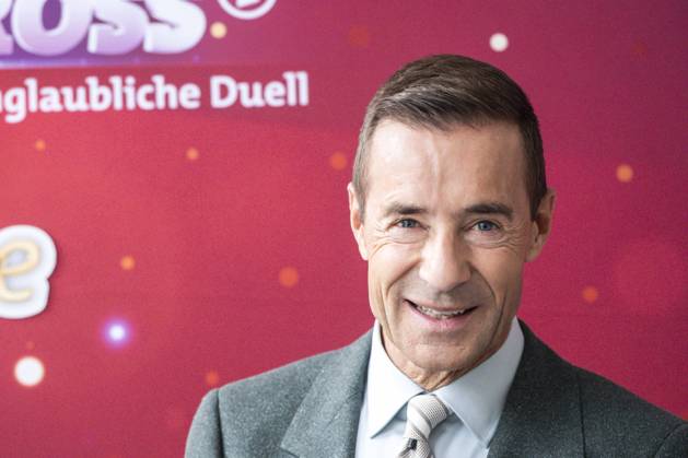 ABB KLEINGROSS Kai Pflaume at a photo call for the ARD TV show *Klein gegen Groß: The Incredible Duel*—the 15th-anniversary special—at Studio H in Berlin Adlershof on October 18, 2026, Berlin, Germany
