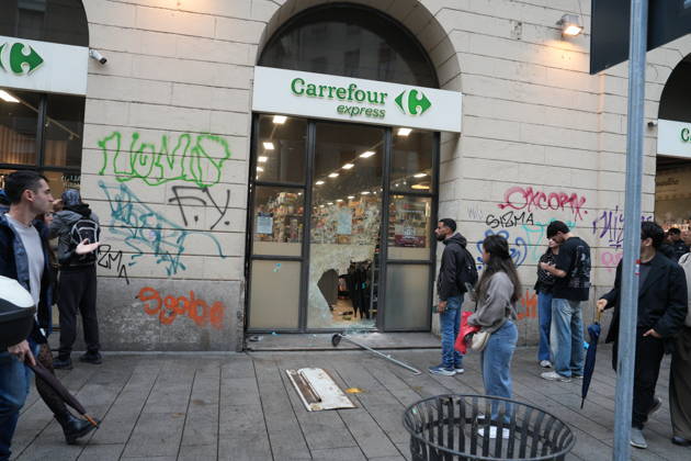 RECORD DATE NOT STATED IPA89862721 - Milan: Clashes and looting by hooded youths continued in the city center the day after the demonstration on Saturday, the 17th; many hooded individuals were detained and taken to police headquarters. Copyright: xx xx IPA89862721.jpeg