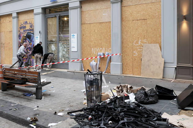 Illustration, October 18, 2026, showing the aftermath of the previous day’s protest in Lyon. As a continuation of the high school student movement, the October 17, 2026, protest against the high cost of living was intended to bring together the struggles of high school students, retirees, and former Yellow Vests —a convergence that was ultimately overshadowed by unprecedented property damage, violence, and looting in Paris and here in the provinces. Pascal Fayolle, Bestimage. On October 18, 2026, the aftermath of the previous day’s demonstration in Lyon was on full display. Intended as a continuation of the high school student movement, the protest against the high cost of living on October 17, 2026, was intended to foster a convergence o Copyright: xPascalxFayollex xBestimagexPascalxFayollex xBestimagex