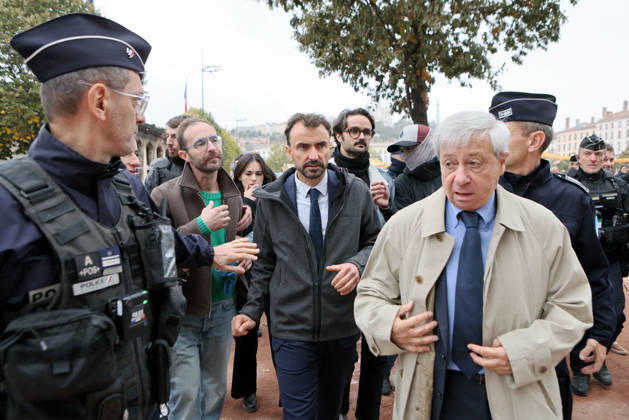 Grégory Doucet, mayor of Lyon, and Etienne Guyot, prefect of the Rhône department, came to assess the damage at Place Bellecour, where the tourist information center had been set on fire the day before. Illustration, October 18, 2026: traces of the previous day’s protest in Lyon. As a continuation of the high school student movement, the October 17, 2026, protest against the high cost of living was intended to bring together the struggles of high school students, retirees, and former Yellow Vests —a convergence that was ultimately overshadowed by unprecedented property damage, violence, and looting in Paris and here in the provinces. Pascal Fayolle, Bestimage. On October 18, 2026, the aftermath of the previous day’s demonstration in Lyon Copyright: xPascalxFayollex xBestimagexPascalxFayollex xBestimagex