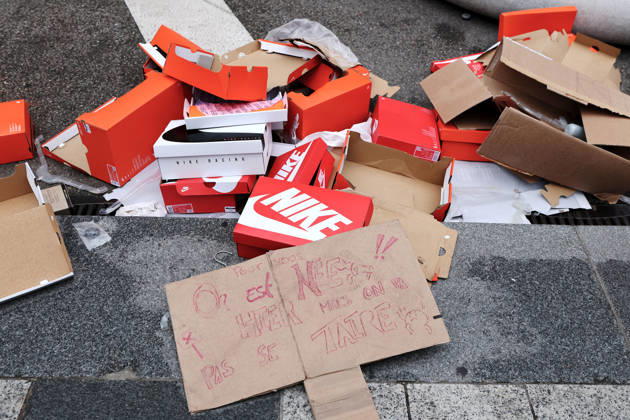 Illustration, October 18, 2026, showing the aftermath of the previous day’s protest in Lyon. As a continuation of the high school student movement, the October 17, 2026, protest against the high cost of living was intended to bring together the struggles of high school students, retirees, and former Yellow Vests —a convergence that was ultimately overshadowed by unprecedented property damage, violence, and looting in Paris and here in the provinces. Pascal Fayolle, Bestimage. On October 18, 2026, the aftermath of the previous day’s demonstration in Lyon was on full display. Intended as a continuation of the high school student movement, the protest against the high cost of living on October 17, 2026, was intended to foster a convergence o Copyright: xPascalxFayollex xBestimagexPascalxFayollex xBestimagex