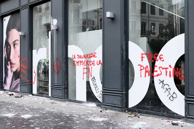 Illustration, October 18, 2026, showing the aftermath of the previous day’s protest in Lyon. As a continuation of the high school student movement, the October 17, 2026, protest against the high cost of living was intended to bring together the struggles of high school students, retirees, and former Yellow Vests —a convergence that was ultimately overshadowed by unprecedented property damage, violence, and looting in Paris and here in the provinces. Pascal Fayolle, Bestimage. On October 18, 2026, the aftermath of the previous day’s demonstration in Lyon was on full display. Intended as a continuation of the high school student movement, the protest against the high cost of living on October 17, 2026, was intended to foster a convergence o Copyright: xPascalxFayollex xBestimagexPascalxFayollex xBestimagex