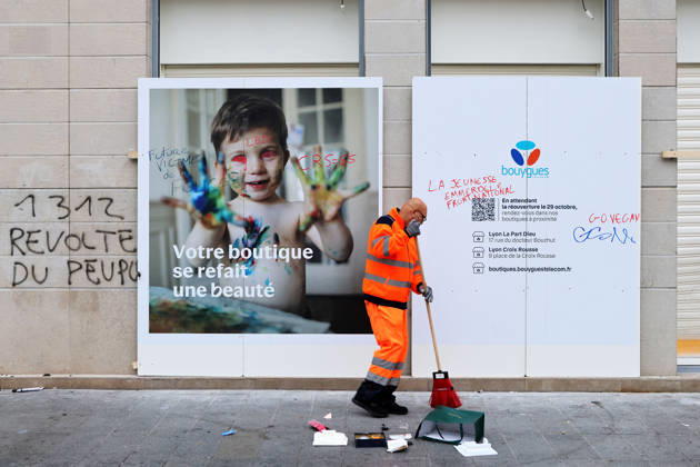 Illustration, October 18, 2026, showing the aftermath of the previous day’s protest in Lyon. As a continuation of the high school student movement, the October 17, 2026, protest against the high cost of living was intended to bring together the struggles of high school students, retirees, and former Yellow Vests —a convergence that was ultimately overshadowed by unprecedented property damage, violence, and looting in Paris and here in the provinces. Pascal Fayolle, Bestimage. On October 18, 2026, the aftermath of the previous day’s demonstration in Lyon was on full display. Intended as a continuation of the high school student movement, the protest against the high cost of living on October 17, 2026, was intended to foster a convergence o Copyright: xPascalxFayollex xBestimagexPascalxFayollex xBestimagex