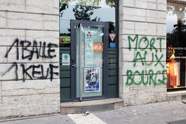 Illustration, October 18, 2026, showing the aftermath of the previous day’s protest in Lyon. As a continuation of the high school student movement, the October 17, 2026, protest against the high cost of living was intended to bring together the struggles of high school students, retirees, and former Yellow Vests —a convergence that was ultimately overshadowed by unprecedented property damage, violence, and looting in Paris and here in the provinces. Pascal Fayolle, Bestimage. On October 18, 2026, the aftermath of the previous day’s demonstration in Lyon was on full display. Intended as a continuation of the high school student movement, the protest against the high cost of living on October 17, 2026, was intended to foster a convergence o Copyright: xPascalxFayollex xBestimagexPascalxFayollex xBestimagex
