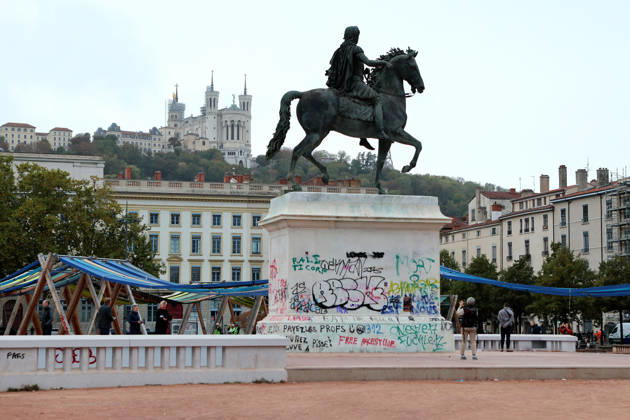 Illustration, October 18, 2026, showing the aftermath of the previous day’s protest in Lyon. Building on the momentum of the high school student movement, the October 17, 2026, protest against the high cost of living was intended to bring together the struggles of high school students, retirees, and former Yellow Vests —a convergence that was ultimately overshadowed by unprecedented property damage, violence, and looting in Paris and here in the provinces. Pascal Fayolle, Bestimage. On October 18, 2026, the aftermath of the previous day’s demonstration in Lyon was on full display. Intended as a continuation of the high school student movement, the protest against the high cost of living on October 17, 2026, was intended to foster a conver Copyright: xPascalxFayollex xBestimagexPascalxFayollex xBestimagex