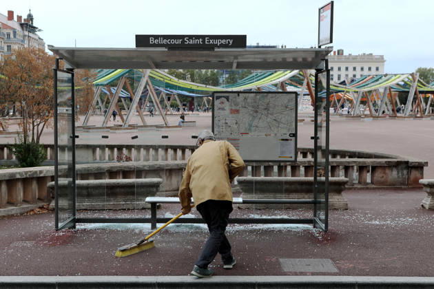 Illustration, October 18, 2026, showing the aftermath of the previous day’s protest in Lyon. Building on the momentum of the high school student movement, the October 17, 2026, protest against the high cost of living was intended to bring together the struggles of high school students, retirees, and former Yellow Vests —a convergence that was ultimately overshadowed by unprecedented property damage, violence, and looting in Paris and here in the provinces. Pascal Fayolle, Bestimage. On October 18, 2026, the aftermath of the previous day’s demonstration in Lyon was on full display. Intended as a continuation of the high school student movement, the protest against the high cost of living on October 17, 2026, was intended to foster a conver Copyright: xPascalxFayollex xBestimagexPascalxFayollex xBestimagex