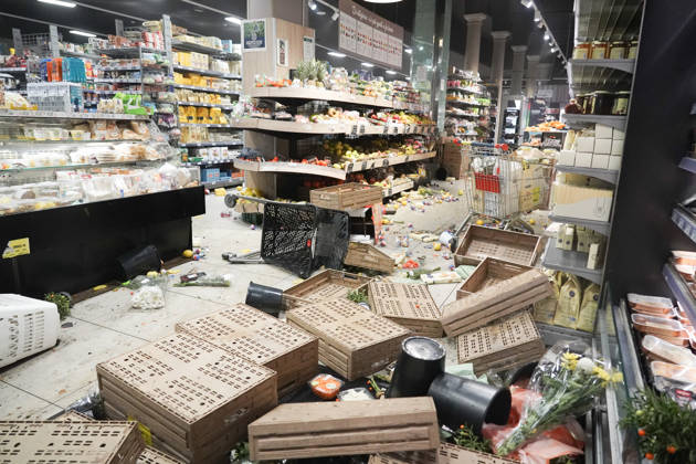 IPA89864065 - Milan: More clashes and looting by hooded youths in the city center the day after the demonstration on Saturday, the 17th; many hooded individuals were detained and taken to police headquarters  Copyright: xEmanuelexRobertoxDexCarlix xx IPA89864065