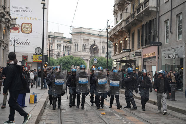 IPA89864127 - Milan: More clashes and looting by hooded youths in the city center the day after the demonstration on Saturday, the 17th; many hooded individuals were detained and taken to police headquarters  Copyright: xEmanuelexRobertoxDexCarlix xx IPA89864127