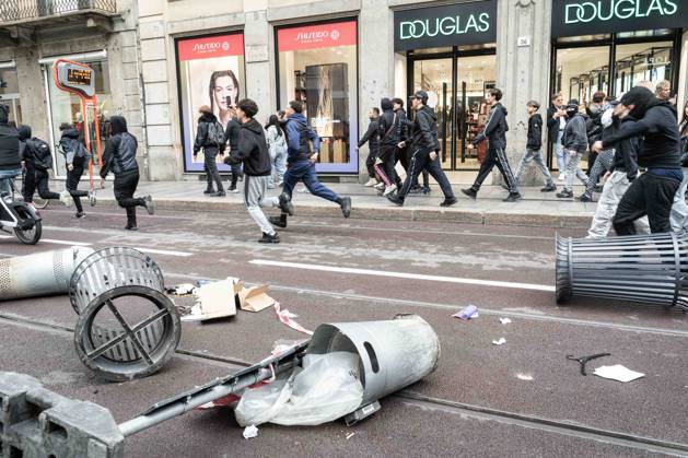 IPA89865083 - Milan: More Clashes and Looting by Hooded Youths in Downtown Milan the Day After the Protest on Saturday, the 17th  Copyright: xSTEFANOxDExGRANDISx xSTEFANOxDExGRANDISx IPA89865083