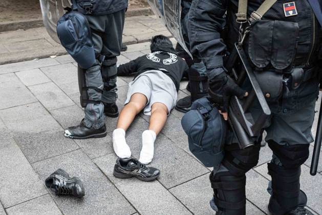 IPA89865094 - Milan: More Clashes and Looting by Hooded Youths in Downtown Milan the Day After the Protest on Saturday, the 17th  Copyright: xSTEFANOxDExGRANDISx xSTEFANOxDExGRANDISx IPA89865094