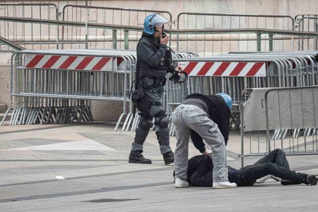 IPA89865112 - Milan: More Clashes and Looting by Hooded Youths in Downtown Milan the Day After the Protest on Saturday, the 17th  Copyright: xSTEFANOxDExGRANDISx xSTEFANOxDExGRANDISx IPA89865112