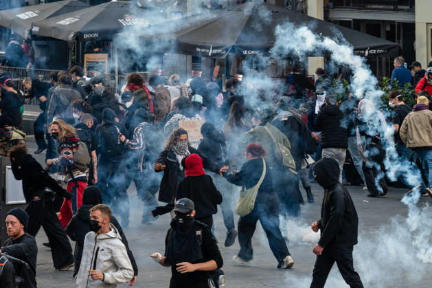 October 18, 2026, Brussels, Belgium: Just as in Paris, there was unrest throughout the day in the Belgian capital. At 10 o clock, several hundred students initially gathered at Brussels Central Station to voice their dissatisfaction with the situation in the French-speaking education system, as they have done in recent weeks. Other groups soon joined the protest, and after passing the Mont des Arts, the crowd - which had by then swelled to around 1,000 protesters - headed towards Midi station where the first confrontation with the police took place and the group was split in two. One group continued towards Anderlecht, where they were surrounded and taken away. A second group headed back towards the city centre, where at the Place de la Bou - ZUMAr234 20261018_zip_r234_065 Copyright: xBobxReijndersx