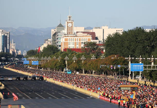 (261018) -- BEIJING, Oct. 18, 2026 -- Runners compete during the 2026 Beijing Marathon & National Marathon Championships in Beijing, capital of China, Oct. 18, 2026. ) (SP)CHINA-BEIJING-2026 BEIJING MARATHON(CN) ZhangxChenlin