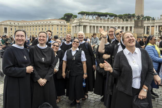 ITALY - POPE - VATICAN-2026 10 18 Italy, Rome, Vatican, October 18, 2026 People as Pope Leo XIV is from the window of the Apostolic Palace overlooking St. Peter™s Square during the Angelus prayer, one day after his return to the Vatican on October Photo by ALESSIA GIULIANI Catholic Press Photo EDITORIAL USE ONLY - NO BOOKS Copyright: xALESSIAxGIULIANIxx xCatholicxPressxPhotox