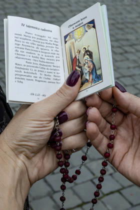 ITALY - POPE - VATICAN-2026 10 18 Italy, Rome, Vatican, October 18, 2026 People as Pope Leo XIV is from the window of the Apostolic Palace overlooking St. Peter™s Square during the Angelus prayer, one day after his return to the Vatican on October Photo by ALESSIA GIULIANI Catholic Press Photo EDITORIAL USE ONLY - NO BOOKS Copyright: xALESSIAxGIULIANIxx xCatholicxPressxPhotox