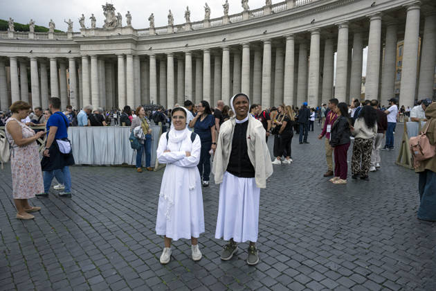 ITALY - POPE - VATICAN-2026 10 18 Italy, Rome, Vatican, October 18, 2026 People as Pope Leo XIV is from the window of the Apostolic Palace overlooking St. Peter™s Square during the Angelus prayer, one day after his return to the Vatican on October Photo by ALESSIA GIULIANI Catholic Press Photo EDITORIAL USE ONLY - NO BOOKS Copyright: xALESSIAxGIULIANIxx xCatholicxPressxPhotox