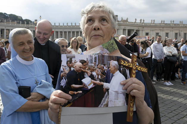 ITALY - POPE - VATICAN-2026 10 18 Italy, Rome, Vatican, October 18, 2026 People as Pope Leo XIV is from the window of the Apostolic Palace overlooking St. Peter™s Square during the Angelus prayer, one day after his return to the Vatican on October Photo by ALESSIA GIULIANI Catholic Press Photo EDITORIAL USE ONLY - NO BOOKS Copyright: xALESSIAxGIULIANIxx xCatholicxPressxPhotox