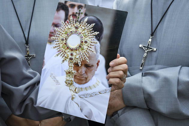 ITALY - POPE - VATICAN-2026 10 18 Italy, Rome, Vatican, October 18, 2026 People as Pope Leo XIV is from the window of the Apostolic Palace overlooking St. Peter™s Square during the Angelus prayer, one day after his return to the Vatican on October Photo by ALESSIA GIULIANI Catholic Press Photo EDITORIAL USE ONLY - NO BOOKS Copyright: xALESSIAxGIULIANIxx xCatholicxPressxPhotox