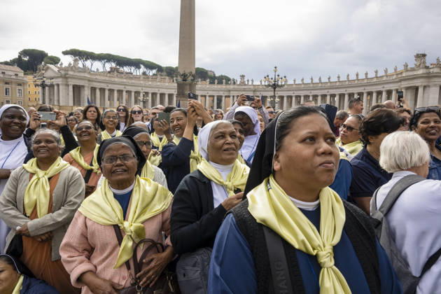 ITALY - POPE - VATICAN-2026 10 18 Italy, Rome, Vatican, October 18, 2026 People as Pope Leo XIV is from the window of the Apostolic Palace overlooking St. Peter™s Square during the Angelus prayer, one day after his return to the Vatican on October Photo by ALESSIA GIULIANI Catholic Press Photo EDITORIAL USE ONLY - NO BOOKS Copyright: xALESSIAxGIULIANIxx xCatholicxPressxPhotox