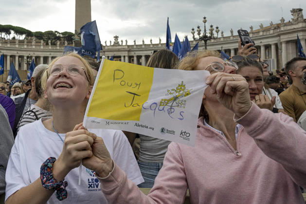 ITALY - POPE - VATICAN-2026 10 18 Italy, Rome, Vatican, October 18, 2026 People as Pope Leo XIV is from the window of the Apostolic Palace overlooking St. Peter™s Square during the Angelus prayer, one day after his return to the Vatican on October Photo by ALESSIA GIULIANI Catholic Press Photo EDITORIAL USE ONLY - NO BOOKS Copyright: xALESSIAxGIULIANIxx xCatholicxPressxPhotox