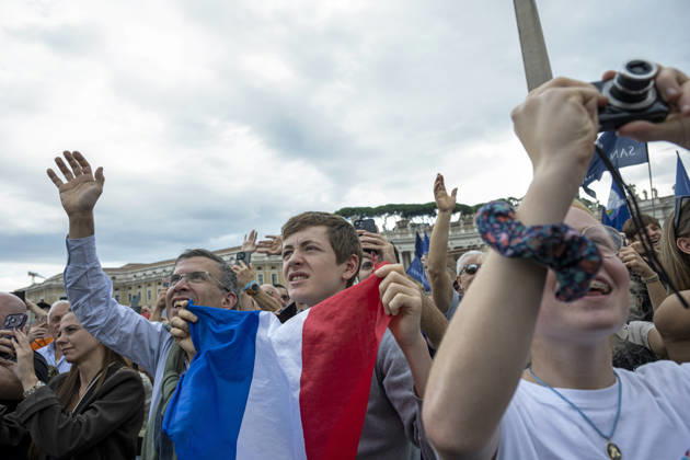 ITALY - POPE - VATICAN-2026 10 18 Italy, Rome, Vatican, October 18, 2026 French people as Pope Leo XIV is from the window of the Apostolic Palace overlooking St. Peter™s Square during the Angelus prayer, one day after his return to the Vatican on October Photo by ALESSIA GIULIANI Catholic Press Photo EDITORIAL USE ONLY - NO BOOKS Copyright: xALESSIAxGIULIANIxx xCatholicxPressxPhotox