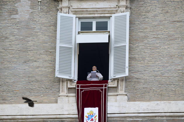 ITALY - POPE - VATICAN-2026 10 18 Italy, Rome, Vatican, October 18, 2026 Pope Leo XIV from the window of the apostolic palace overlooking St. Peter s square during the Angelus prayer a day after his return to The Vatican following a surgery to remove a cancerous tumour in his right lung Photo by ALESSIA GIULIANI Catholic Press Photo EDITORIAL USE ONLY - NO BOOKS Copyright: xALESSIAxGIULIANIxx xCatholicxPressxPhotox
