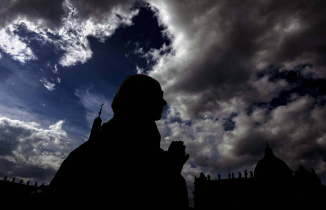 ITALY - POPE - VATICAN-2026 10 18 Italy, Rome, Vatican, October 18, 2026 Nun prays as Pope Leo XIV is from the window of the Apostolic Palace overlooking St. Peter™s Square during the Angelus prayer, one day after his return to the Vatican on October Photo by ALESSIA GIULIANI Catholic Press Photo EDITORIAL USE ONLY - NO BOOKS Copyright: xALESSIAxGIULIANIxx xCatholicxPressxPhotox