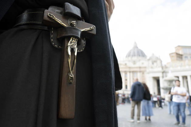 ITALY - POPE - VATICAN-2026 10 18 Italy, Rome, Vatican, October 18, 2026 Nun prays as Pope Leo XIV is from the window of the Apostolic Palace overlooking St. Peter™s Square during the Angelus prayer, one day after his return to the Vatican on October Photo by ALESSIA GIULIANI Catholic Press Photo EDITORIAL USE ONLY - NO BOOKS Copyright: xALESSIAxGIULIANIxx xCatholicxPressxPhotox
