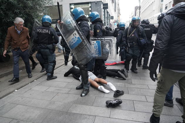 RECORD DATE NOT STATED IPA89866417 - Milan: Clashes and looting by hooded youths continued in the city center the day after the demonstration on Saturday, the 17th; many hooded individuals were detained and taken to police headquarters.  Copyright: xx xEmanuelexDexCarlix IPA89866417