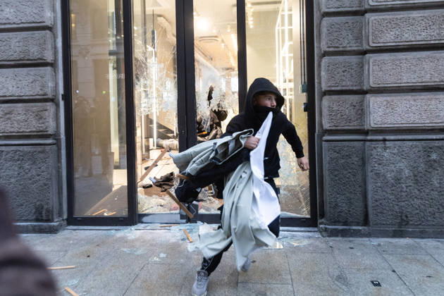 IPA89867498 - Milan, October 18, 2026: More Clashes and Looting in Downtown Milan the Day After the Protest; Rioters Storm a Brand-Name Store, Emerging with Stolen Goods and Clothing  Copyright: xFrancescoxEnriquezx xFrancescoxEnriquezx IPA89867498