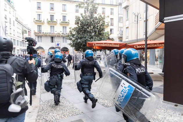 IPA89867645 - Milan, October 18, 2026: More Clashes and Looting in Downtown Milan in the Wake of the Protest Copyright: xFrancescoxEnriquezx xFrancescoxEnriquezx IPA89867645