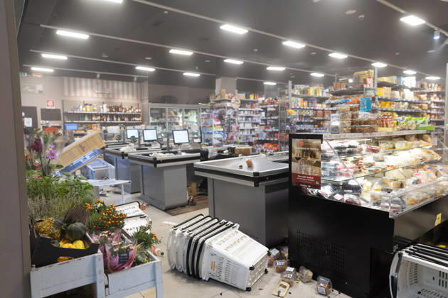 IPA89867669 - Milan, October 18, 2026: More Clashes and Looting in Downtown Milan the Day After the Protest; Pictured: Via Torino Rioters Storm the Carrefour Store Copyright: xFrancescoxEnriquezx xFrancescoxEnriquezx IPA89867669