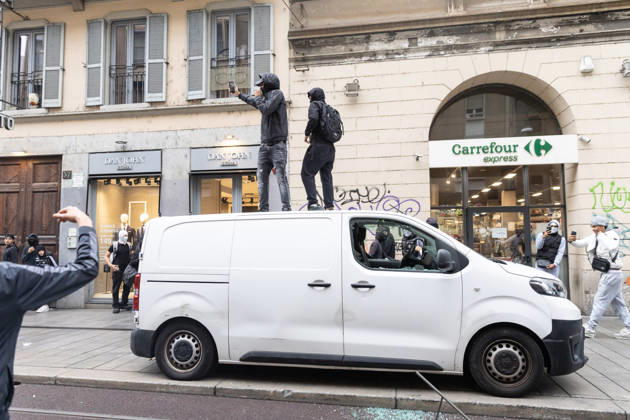 IPA89867709 - Milan, October 18, 2026: More Clashes and Looting in Downtown Milan the Day After the Protest; Pictured: Via Torino Rioters Storm the Carrefour  Copyright: xFrancescoxEnriquezx xFrancescoxEnriquezx IPA89867709