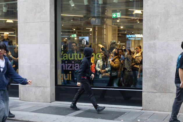 IPA89867914 - Milan, October 18, 2026: More Clashes and Looting in Downtown Milan the Day After the Protest (pictured): Via Torino rioters storm the area; protesters and tourists take refuge in stores, watching through the windows Copyright: xFrancescoxEnriquezx xFrancescoxEnriquezx IPA89867914