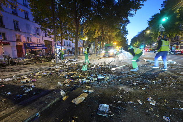 Clearing up debris in Paris following riots PARIS 18-10-2026. The day after in Paris, where the cleanup has begun. Chaos has gripped the city, marked by arson, looting, and riots. Protests are set for October 17, with high school students, university students, farmers, Yellow Vests, and some labor unions calling for a demonstration against the high cost of living, rising fuel prices, and poor conditions within the education system.. NICO GARSTMAN CONTENT CURATION PARIS FRANCE  Copyright: xNICOxGARSTMANx xCONTENTxCURATIONx NICOxGARSTMANx xCONTENTxCURATIONx