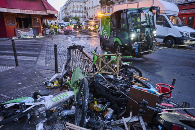 Clearing up debris in Paris following riots PARIS 18-10-2026. The day after in Paris, where the cleanup has begun. Chaos has gripped the city, marked by arson, looting, and riots. Protests are set for October 17, with high school students, university students, farmers, Yellow Vests, and some labor unions calling for a demonstration against the high cost of living, rising fuel prices, and poor conditions within the education system.. NICO GARSTMAN CONTENT CURATION PARIS FRANCE  Copyright: xNICOxGARSTMANx xCONTENTxCURATIONx NICOxGARSTMANx xCONTENTxCURATIONx