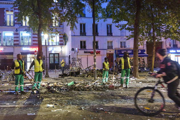 Clearing up debris in Paris following riots PARIS 18-10-2026. The day after in Paris, where the cleanup has begun. Chaos has gripped the city, marked by arson, looting, and riots. Protests are set for October 17, with high school students, university students, farmers, Yellow Vests, and some labor unions calling for a demonstration against the high cost of living, rising fuel prices, and poor conditions within the education system.. NICO GARSTMAN CONTENT CURATION PARIS FRANCE  Copyright: xNICOxGARSTMANx xCONTENTxCURATIONx NICOxGARSTMANx xCONTENTxCURATIONx