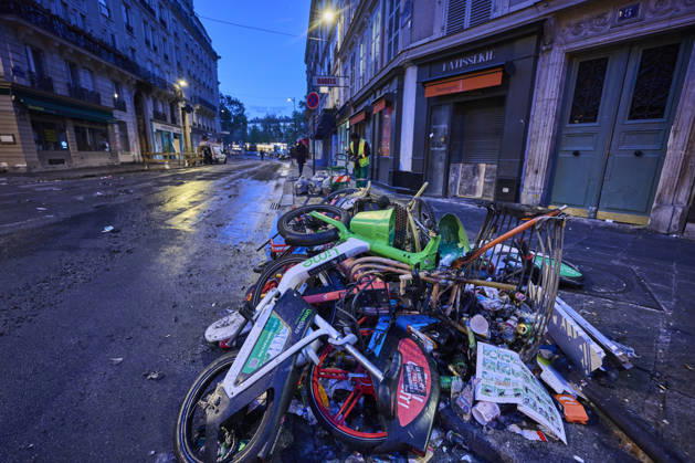 Clearing up debris in Paris following riots PARIS 18-10-2026. The day after in Paris, where the cleanup has begun. Chaos has gripped the city, marked by arson, looting, and riots. Protests are set for October 17, with high school students, university students, farmers, Yellow Vests, and some labor unions calling for a demonstration against the high cost of living, rising fuel prices, and poor conditions within the education system.. NICO GARSTMAN CONTENT CURATION PARIS FRANCE  Copyright: xNICOxGARSTMANx xCONTENTxCURATIONx NICOxGARSTMANx xCONTENTxCURATIONx