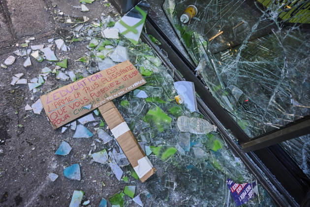 Clearing up debris in Paris following riots PARIS 18-10-2026. The day after in Paris, where the cleanup has begun. Chaos has gripped the city, marked by arson, looting, and riots. Protests are set for October 17, with high school students, university students, farmers, Yellow Vests, and some labor unions calling for a demonstration against the high cost of living, rising fuel prices, and poor conditions within the education system.. NICO GARSTMAN CONTENT CURATION PARIS FRANCE  Copyright: xNICOxGARSTMANx xCONTENTxCURATIONx NICOxGARSTMANx xCONTENTxCURATIONx
