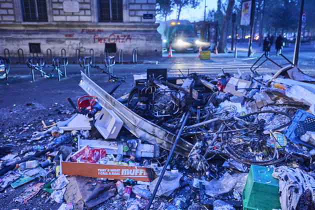 Clearing up debris in Paris following riots PARIS 18-10-2026. The day after in Paris, where the cleanup has begun. Chaos has gripped the city, marked by arson, looting, and riots. Protests are set for October 17, with high school students, university students, farmers, Yellow Vests, and some labor unions calling for a demonstration against the high cost of living, rising fuel prices, and poor conditions within the education system.. NICO GARSTMAN CONTENT CURATION PARIS FRANCE  Copyright: xNICOxGARSTMANx xCONTENTxCURATIONx NICOxGARSTMANx xCONTENTxCURATIONx